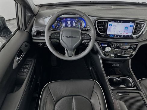 Used 2025 Chrysler Pacifica Limited image 27