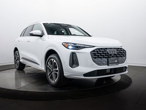 Certified 2025 Audi Q5 Premium w/ Convenience Package image 2