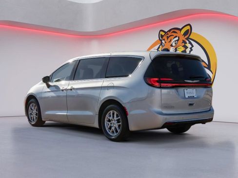 Used 2024 Chrysler Pacifica Touring-L image 7