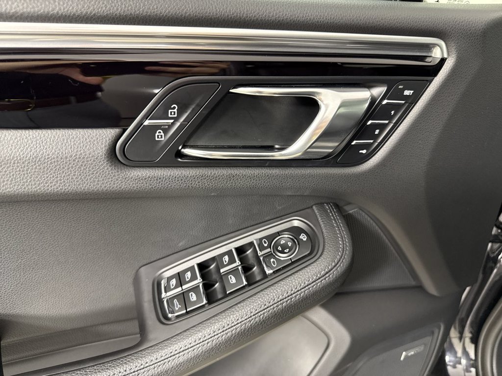 Certified 2022 Porsche Macan S AWD/4WD image 34