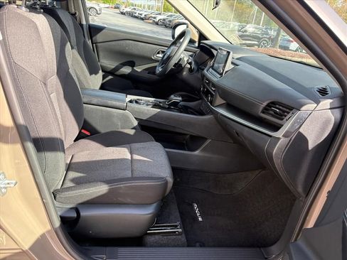 Used 2024 Nissan Rogue SV AWD/4WD image 18
