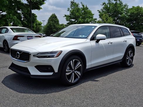 Used 2025 Volvo V60 B5 Cross Country Plus AWD/4WD image 3