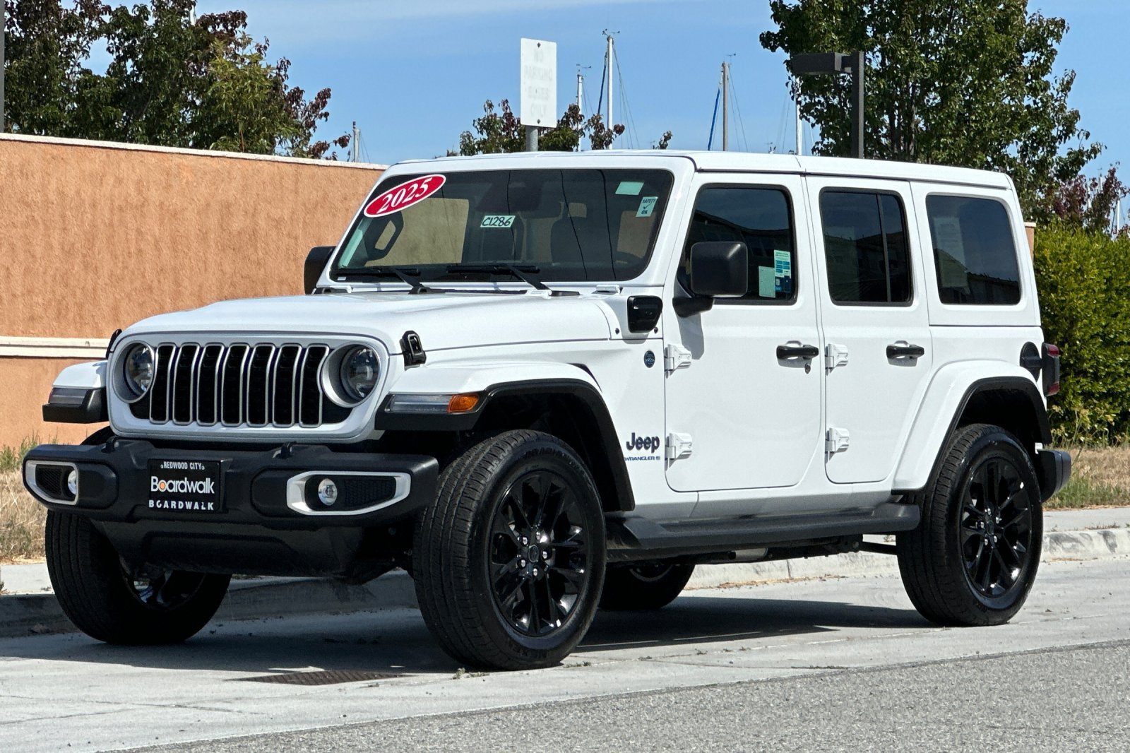 Used 2025 Jeep Wrangler Unlimited Sahara AWD/4WD image 8