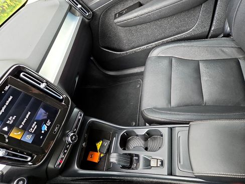 Used 2021 Volvo XC40 T4 Momentum image 17