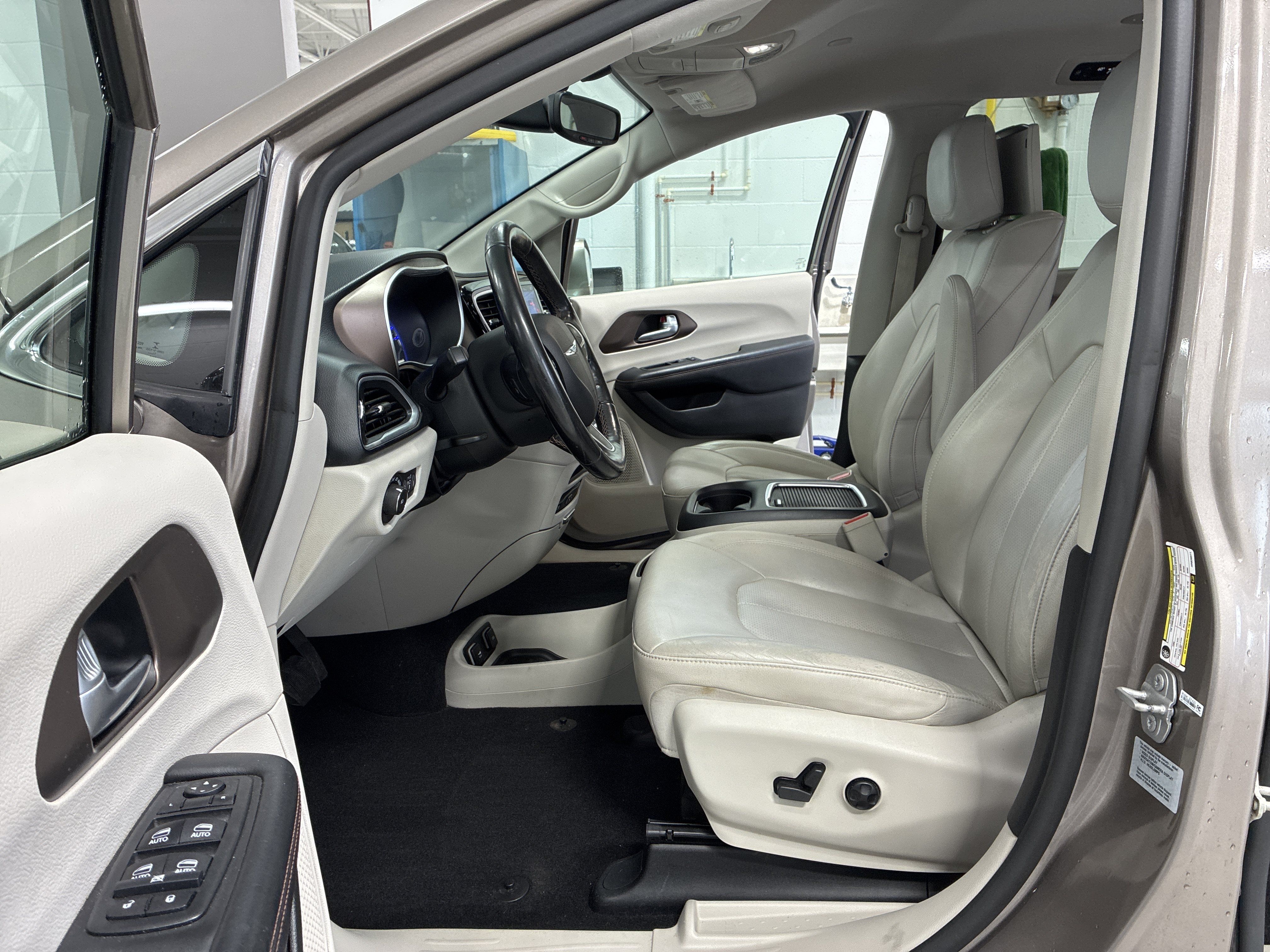 Used 2017 Chrysler Pacifica Touring-L Plus FWD image 18