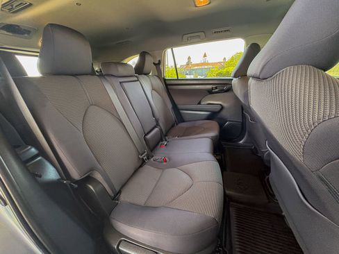 Used 2023 Toyota Highlander LE AWD/4WD image 28