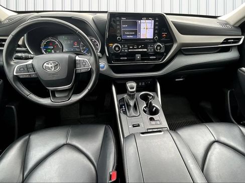 Used 2022 Toyota Highlander XLE AWD/4WD image 16