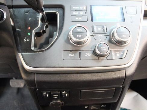 Used 2020 Toyota Sienna SE image 20