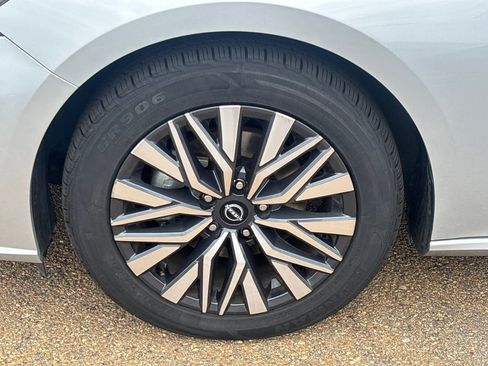 Used 2024 Nissan Altima 2.5 SV FWD image 27