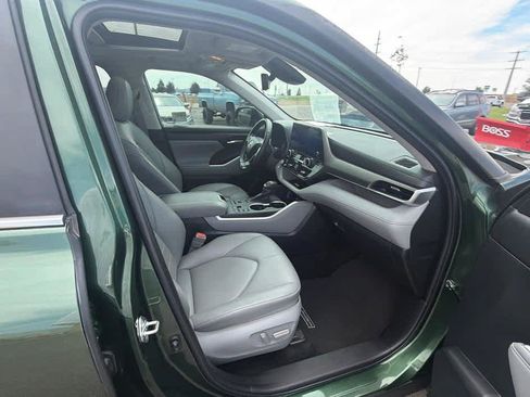 Used 2023 Toyota Highlander XLE AWD/4WD image 30