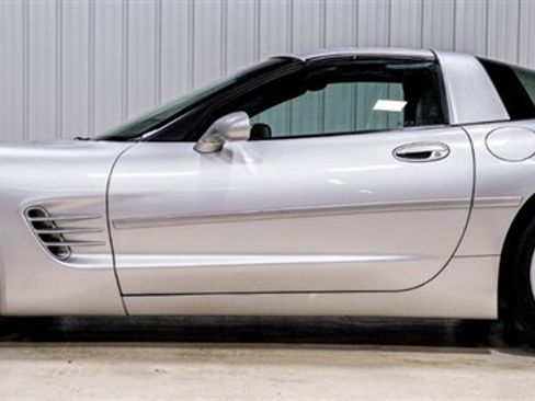 Used 2002 Chevrolet Corvette Coupe w/ Preferred Equipment Group1 RWD image 2