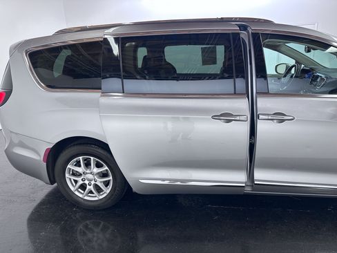 Used 2020 Chrysler Pacifica Touring-L FWD image 40