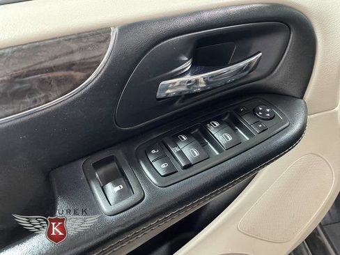 Used 2015 Chrysler Town & Country Touring FWD image 20