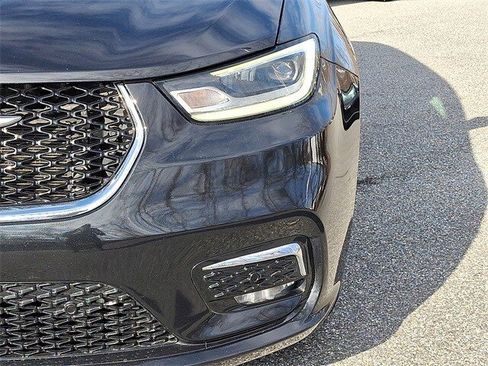 Used 2021 Chrysler Pacifica Touring-L image 9