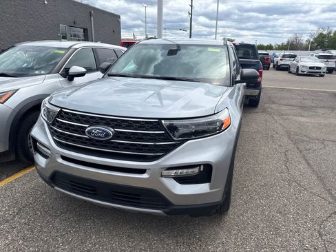 Used 2023 Ford Explorer XLT w/ Equipment Group 202A AWD/4WD image 3
