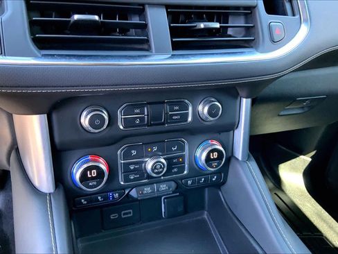 Used 2023 GMC Yukon SLT AWD/4WD image 34