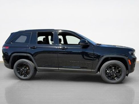 Used 2025 Jeep Grand Cherokee Altitude AWD/4WD image 2