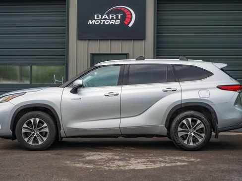 Used 2021 Toyota Highlander XLE AWD/4WD image 4