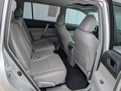 Used 2012 Toyota Highlander SE w/ Tow Pkg FWD image 18
