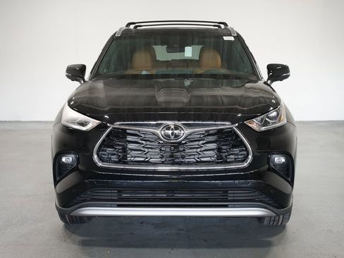 New 2026 Toyota Highlander Platinum image 2