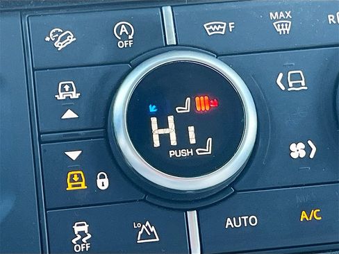 Used 2023 Land Rover Defender 130 SE image 21