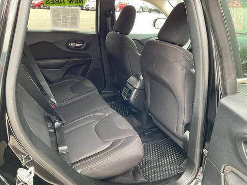 Used 2017 Jeep Cherokee Latitude w/ Cold Weather Group AWD/4WD image 34