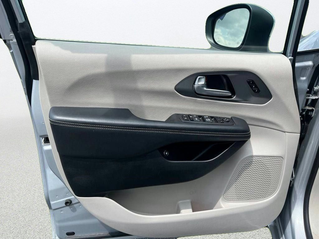 Used 2023 Chrysler Pacifica Touring-L FWD image 9
