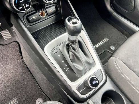 Certified 2022 Hyundai Venue SEL image 17