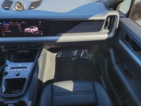 Used 2024 Porsche Cayenne S image 19