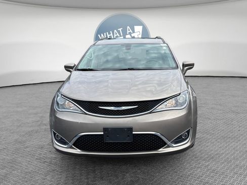 Used 2017 Chrysler Pacifica Touring-L FWD image 9