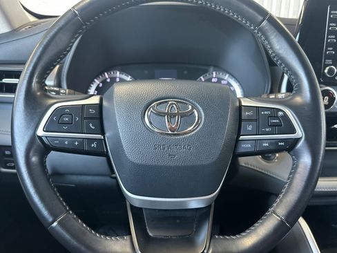 Used 2022 Toyota Highlander LE FWD image 23