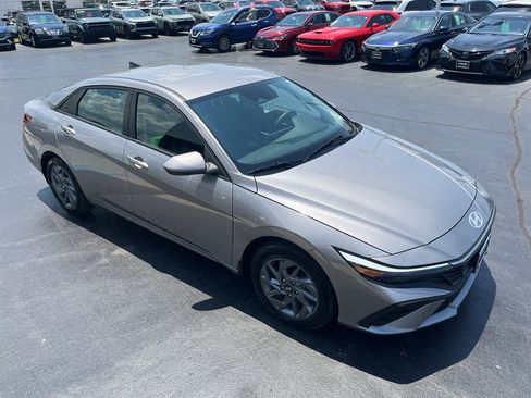 Used 2025 Hyundai Elantra Hybrid FWD image 5