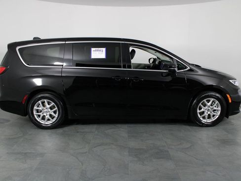 Used 2024 Chrysler Pacifica Touring-L image 12
