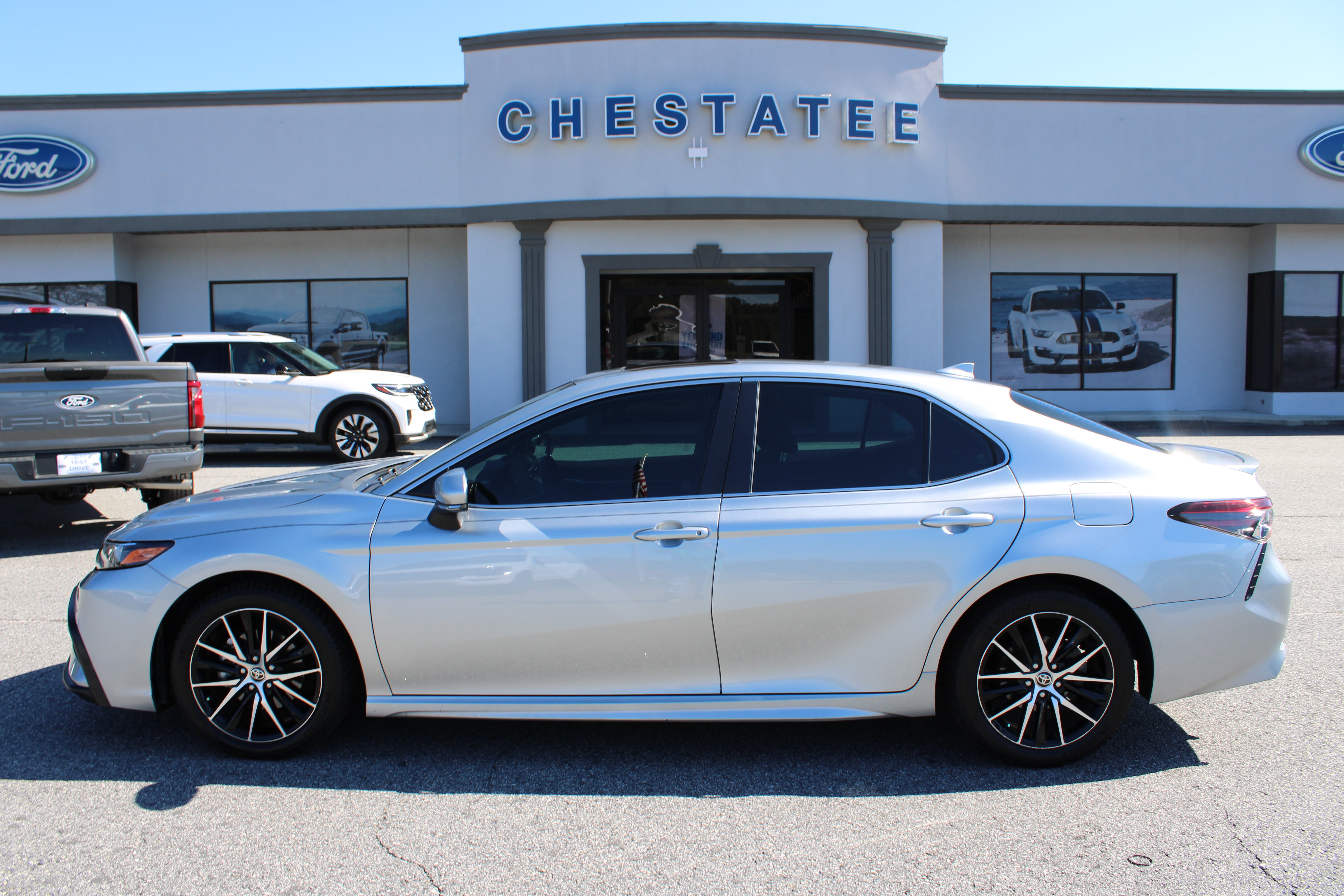 Used 2022 Toyota Camry SE w/ Audio Upgrade Package FWD image 1