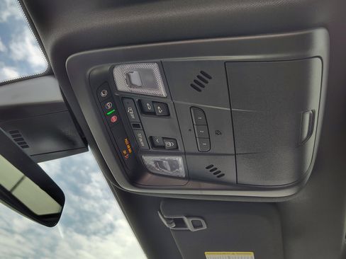 New 2025 Cadillac XT6 Luxury image 33