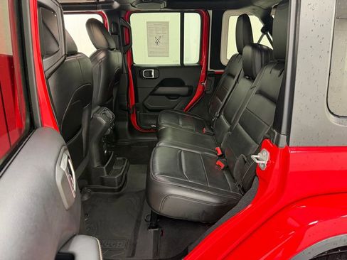 Used 2019 Jeep Wrangler Unlimited Sahara w/ Dual Top Group AWD/4WD image 16