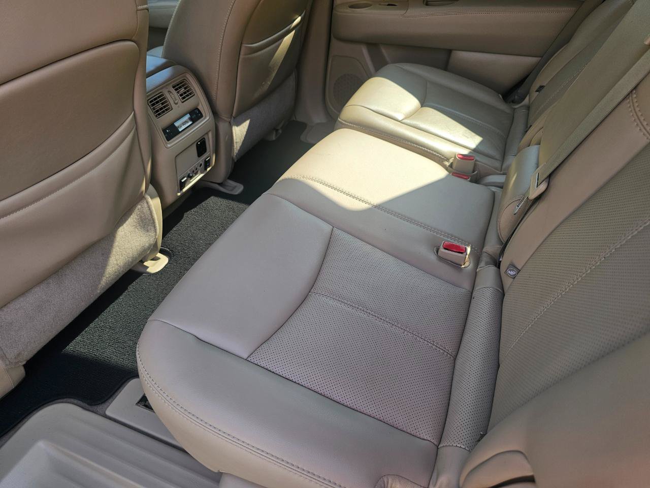 Used 2014 Nissan Pathfinder Platinum w/ Platinum Premium Package FWD image 25