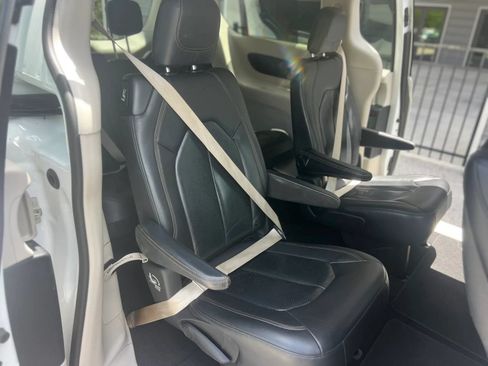 Used 2020 Chrysler Pacifica Touring-L Plus FWD image 12