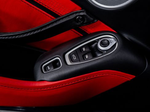 Used 2021 Aston Martin V8 Vantage Convertible image 44