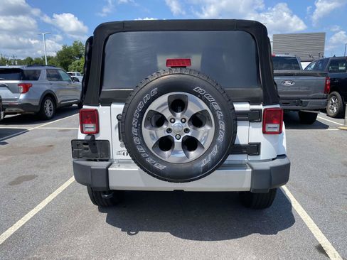 Used 2018 Jeep Wrangler Sahara w/ Connectivity Group AWD/4WD image 6