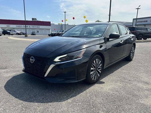 Used 2024 Nissan Altima 2.5 SV FWD image 3