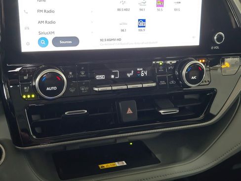 Used 2024 Toyota Highlander Platinum AWD/4WD image 13