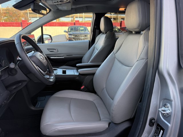Certified 2025 Toyota Sienna XLE FWD image 28