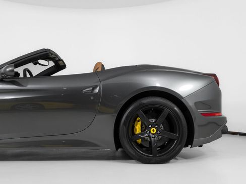 Used 2016 Ferrari California T RWD image 16