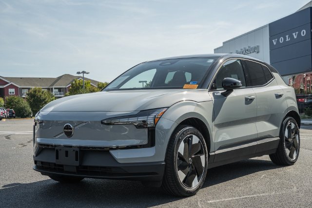 Certified 2025 Volvo EX30 Plus w/ Protection Package Premier AWD/4WD image 3