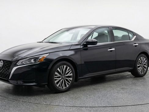 Used 2025 Nissan Altima 2.5 SV image 3