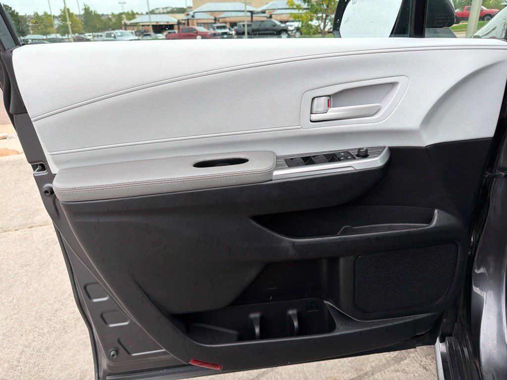 Used 2025 Toyota Sienna LE AWD/4WD image 12