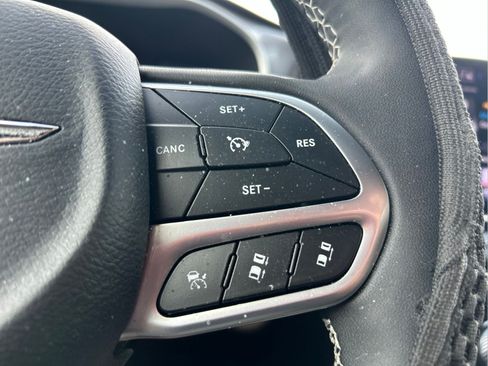 Used 2025 Chrysler Pacifica Select FWD image 16