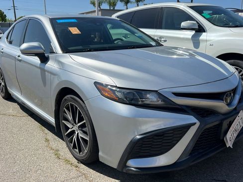 Used 2021 Toyota Camry SE w/ Convenience Package image 3