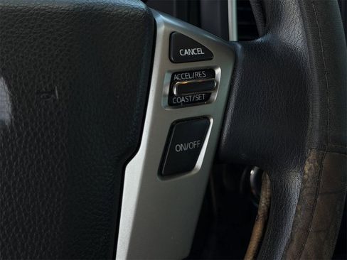Used 2018 Nissan Titan S image 19